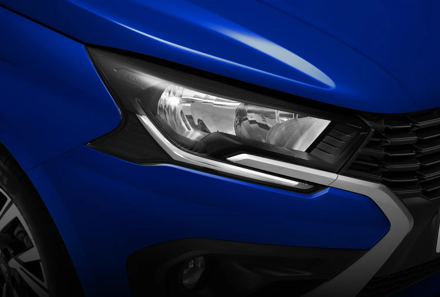 Передняя фара LADA Iskra SW со светодиодной ходовой полоской и шильдиком LADA на линзе
