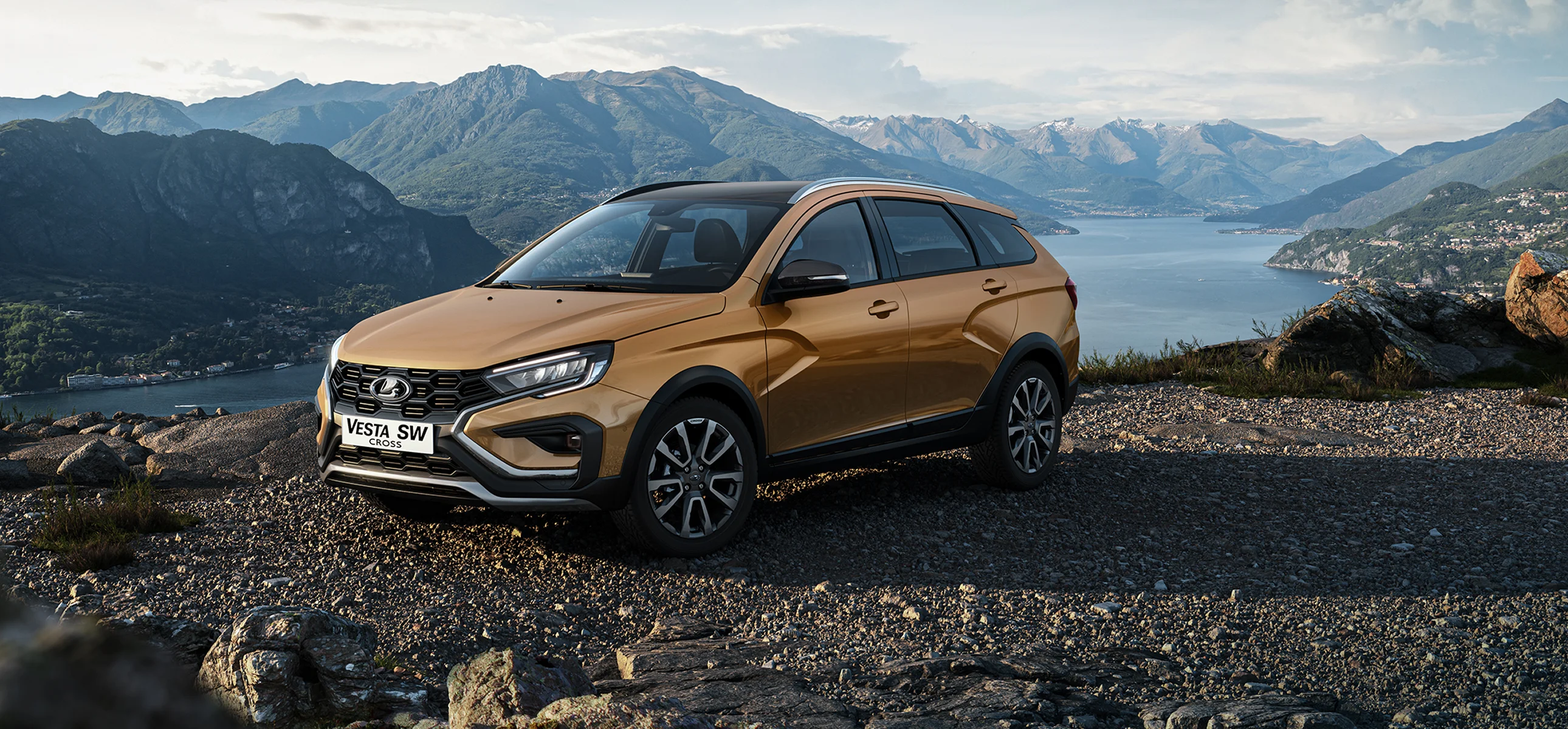 LADA Vesta SW Cross бронзового цвета вид 3/4 спереди на&nbsp;гравийной дороге